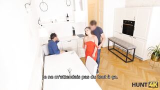 HUNT4K. Une fille bien roulée pour de l'argent se fait bien clouer devant son père