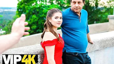 HUNT4K. Une fille bien roulée pour de l'argent se fait bien clouer devant son père