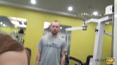 HUNT4K. Dans un gymnase vide, un chasseur paie de l'argent pour un cocu avide et empale sa copine