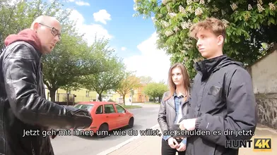 HUNT4K. Reife Jägerin bohrt schön schlanke Süße vor ihrem Freund
