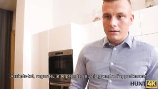 HUNT4K. Un chasseur intelligent séduit une blonde mince en vérifiant un nouvel appartement