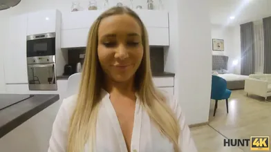 HUNT4K. Un chasseur intelligent séduit une blonde mince en vérifiant un nouvel appartement
