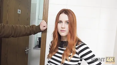 HUNT4K Cuck bleibt in der öffentlichen Toilette und beobachtet GFs Sex mit Jäger