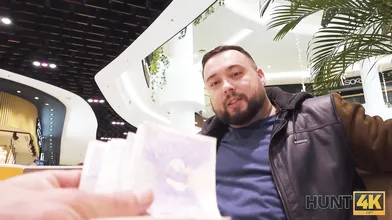 HUNT4K Cuck bleibt in der öffentlichen Toilette und beobachtet GFs Sex mit Jäger