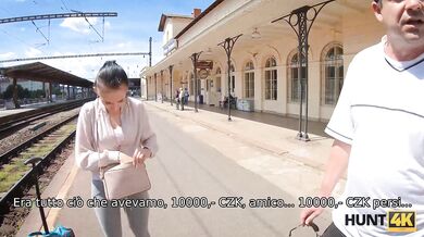 HUNT4K Per soldi, il vecchio permette a uno sconosciuto di scopare la sua affascinante fidanzata