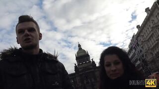 HUNT4K Un mec accepte de l'argent d'un chasseur qui voulait baiser sa petite amie