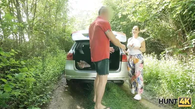 HUNT4K Kurvige Tussi mit saftigen Titten hat Sex mit Fremdem vor BF