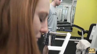 HUNT4K Cocu pour de l'argent permet au chasseur de baiser sa copine dans le gymnase vide