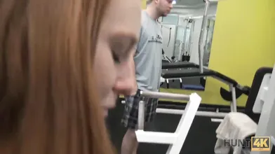 HUNT4K Cocu pour de l'argent permet au chasseur de baiser sa copine dans le gymnase vide
