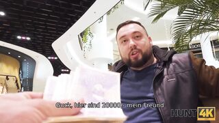 HUNT4K Belle mit roten Haaren von Fremden in Toilette vor BF gefickt