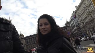HUNT4K Guy accepte l'argent d'un chasseur qui voulait baiser sa petite amie
