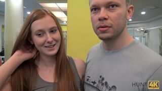 HUNT4K Nettes Mädchen anstatt zu trainieren hat Sex im Fitnessstudio mit einem reichen Jäger