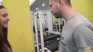 HUNT4K Nettes Mädchen anstatt zu trainieren hat Sex im Fitnessstudio mit einem reichen Jäger