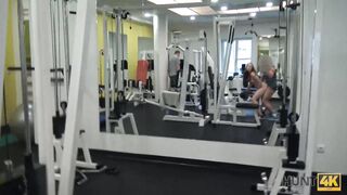 HUNT4K Nettes Mädchen anstatt zu trainieren hat Sex im Fitnessstudio mit einem reichen Jäger