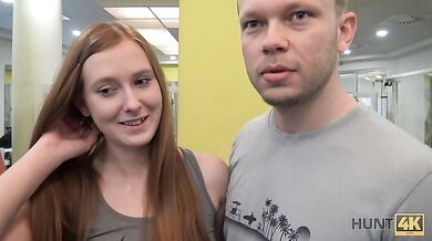 HUNT4K Nettes Mädchen anstatt zu trainieren hat Sex im Fitnessstudio mit einem reichen Jäger