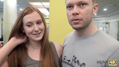 HUNT4K Nettes Mädchen anstatt zu trainieren hat Sex im Fitnessstudio mit einem reichen Jäger