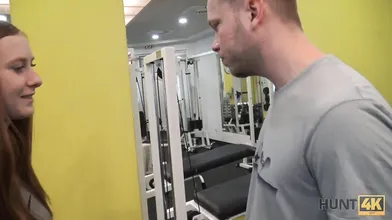 HUNT4K Nettes Mädchen anstatt zu trainieren hat Sex im Fitnessstudio mit einem reichen Jäger