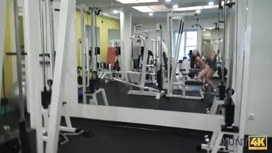 HUNT4K Nettes Mädchen anstatt zu trainieren hat Sex im Fitnessstudio mit einem reichen Jäger