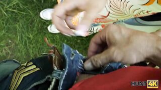 HUNT4K Por dinero, la sexy sexy es perforada por un cazador en el bosque cerca de BF