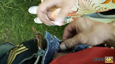 HUNT4K Por dinero, la sexy sexy es perforada por un cazador en el bosque cerca de BF