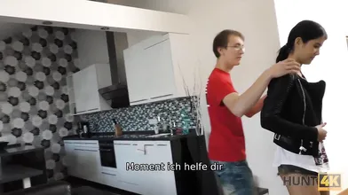 HUNT4K Nerdy Cuckold beobachtet gehorsam den Sex von Freundinnen mit Fremden