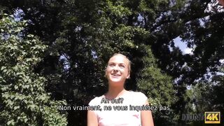 HUNT4K Chico inteligente encuentra un pretexto para ligar con una rubia caliente que tiene novio