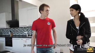 HUNT4K Un cocu ringard regarde docilement le sexe de sa copine avec un inconnu