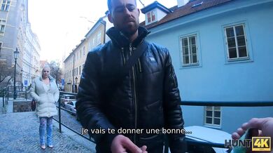 Sissy Boy regarde comment sa date satisfait l'homme