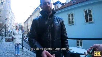 Sissy Boy regarde comment sa date satisfait l'homme