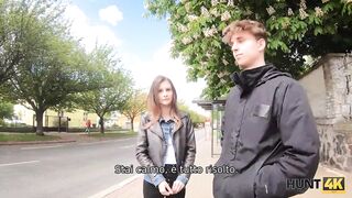 HUNT4K. La bella ragazza mostra le sue incredibili abilità sessuali a un maschio ricco