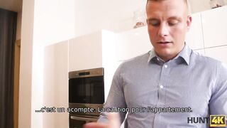 HUNT4K Une ado en costume strict et en lingerie sexy montre ses compétences sexuelles