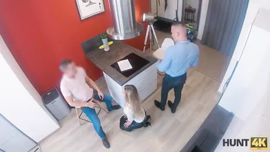 HUNT4K. Babe im strengen Anzug und in sexy Dessous zeigt ihre sexuellen Fähigkeiten