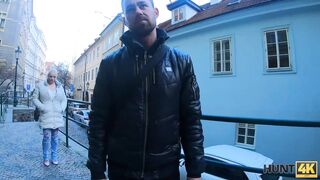 HUNT4K. Der Mensch bewundert, wie vollbusige Schönheit Jäger auf Titten abspritzen lässt