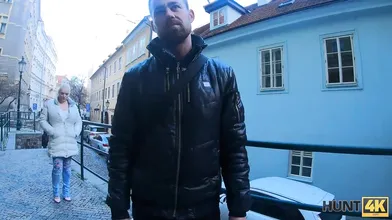 HUNT4K. Der Mensch bewundert, wie vollbusige Schönheit Jäger auf Titten abspritzen lässt