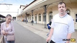 HUNT4K. El novio no puede pagar el autobús, por eso su chica hace trampa