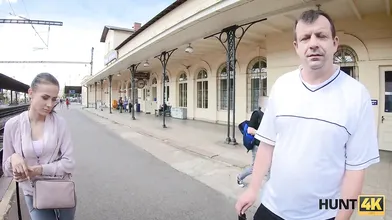 HUNT4K. El novio no puede pagar el autobús, por eso su chica hace trampa
