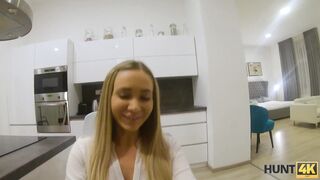 HUNT4K. Teen in strengen Anzug und sexy Dessous zeigt ihre sexuellen Fähigkeiten