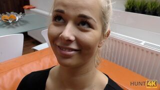 HUNT4K. Hunter fängt den richtigen Moment ein, um Teen Blonde zu verführen