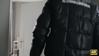 HUNT4K. Skinny Miss wird für eine gute Bezahlung in die Hände eines reichen Gentlemans gelegt