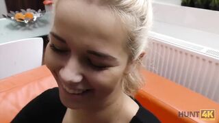 HUNT4K. Le vagin rasé d'une jolie blonde devrait être frappé très fort
