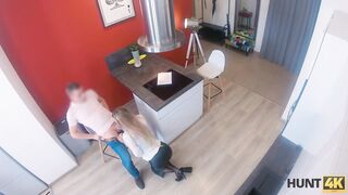 HUNT4K. Brillante agente de bienes raíces complace al cliente frente a un amigo