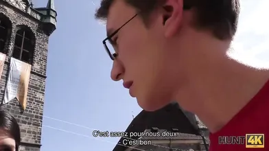 HUNT4K. Cutie donne à l'homme sa bouche et sa chatte pour des vacances d'été