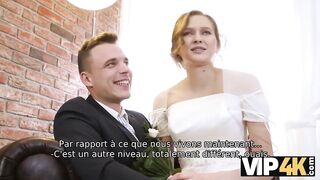 VIP4K. Beauté en robe de mariée suce une bite d'étrangers et se fait baiser