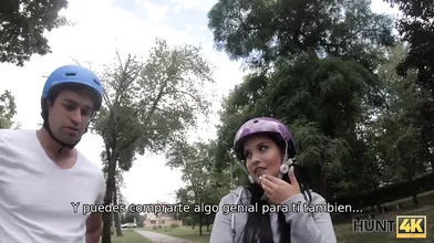 HUNT4K. Lucky fucker caza algo dulce en el parque y tiene éxito