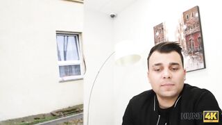 HUNT4K. La figa rasata viene penetrata duramente davanti al suo ragazzo
