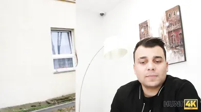 HUNT4K. La figa rasata viene penetrata duramente davanti al suo ragazzo