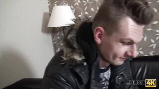 HUNT4K. Cocu regarde comment sa copine gicle grâce à un riche baiseur