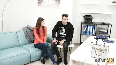 HUNT4K. Chatte rasée est pénétrée dur devant son petit ami