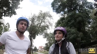 HUNT4K. Rollschuhfahrer beobachtet, wie sein Baby einen