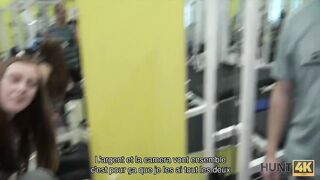 HUNT4K. La ingenua conejita de gimnasio tiene sexo con un hombre